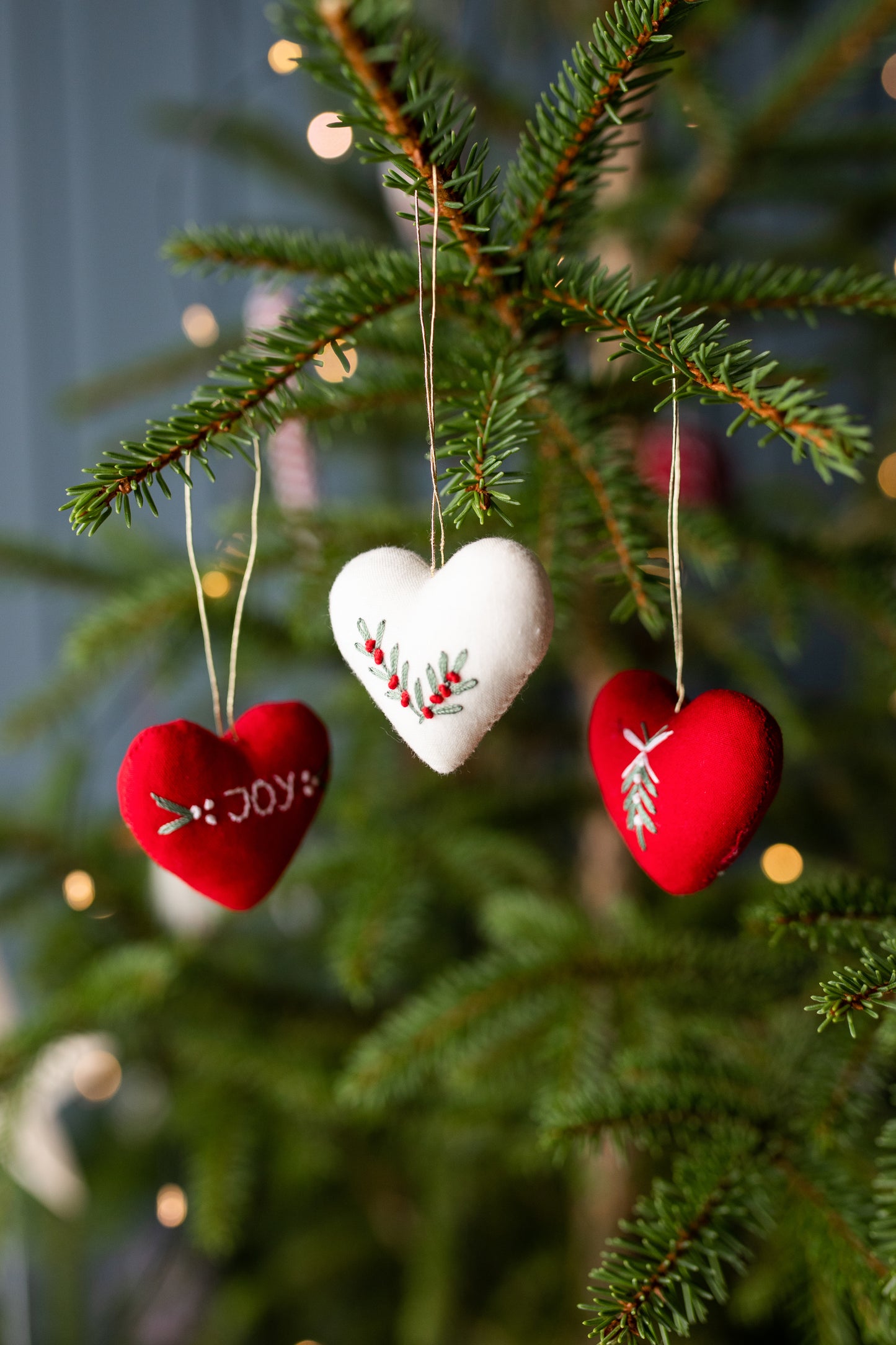 Lítil útsaumuð hjörtu „Joy“, 3 í pakka.